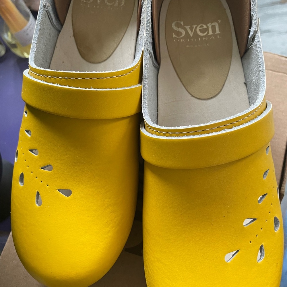 Sven Women's Yellow Clogs